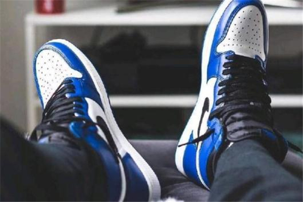 aj1影子灰和小閃電哪個(gè)好 前者更搶手 aj1影子灰和小閃電哪個(gè)好 前者更搶手