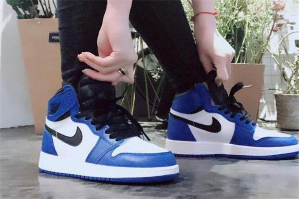 aj1影子灰和小閃電哪個(gè)好 前者更搶手 aj1影子灰和小閃電哪個(gè)好 前者更搶手