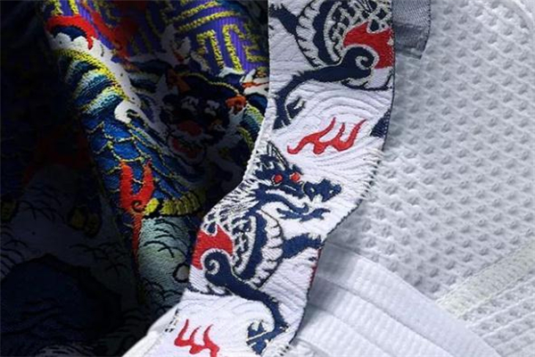 李寧溯錦繡怎么洗 輕輕刷洗即可