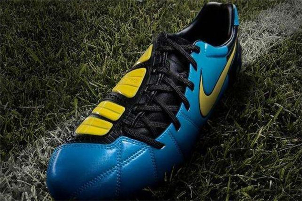 足球鞋可以當(dāng)訓(xùn)練鞋嗎 要看具體款式 足球鞋可以當(dāng)訓(xùn)練鞋嗎 要看具體款式