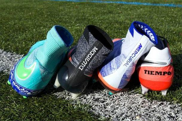 足球鞋能打羽毛球嗎 非常不適合 足球鞋能打羽毛球嗎 非常不適合