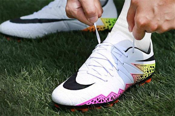 足球鞋能打羽毛球嗎 非常不適合 足球鞋能打羽毛球嗎 非常不適合