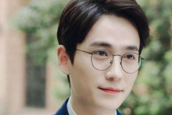 男性禿頭與性生活過度有很大關(guān)系 男性禿頭與性生活過度有很大關(guān)系