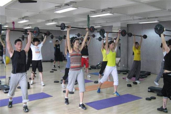 杠鈴操是有氧還是無氧 有氧無氧相結(jié)合 杠鈴操是有氧還是無氧 有氧無氧相結(jié)合