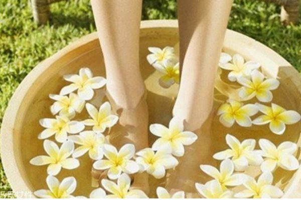 泡腳用什么泡最好 女人泡腳用什么藥材好 泡腳用什么泡最好 女人泡腳用什么藥材好