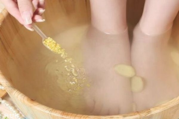 泡腳用什么泡最好 女人泡腳用什么藥材好 泡腳用什么泡最好 女人泡腳用什么藥材好