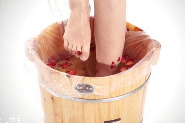 泡腳用什么泡最好 女人泡腳用什么藥材好 泡腳用什么泡最好 女人泡腳用什么藥材好
