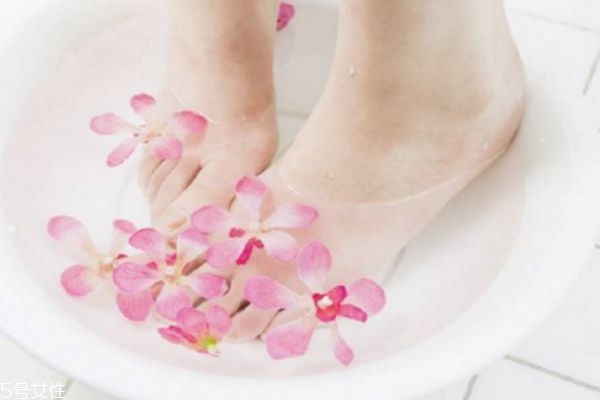泡腳用什么泡最好 女人泡腳用什么藥材好 泡腳用什么泡最好 女人泡腳用什么藥材好