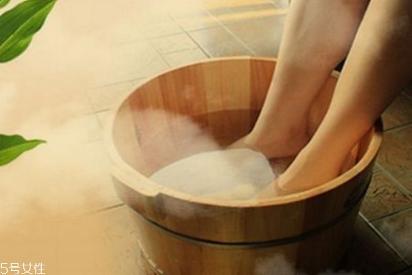 泡腳用什么泡最好 女人泡腳用什么藥材好 泡腳用什么泡最好 女人泡腳用什么藥材好