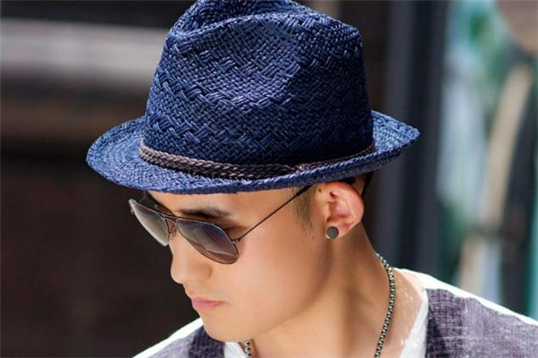 爵士帽的正確戴法 有很多細節(jié) 爵士帽的正確戴法 有很多細節(jié)