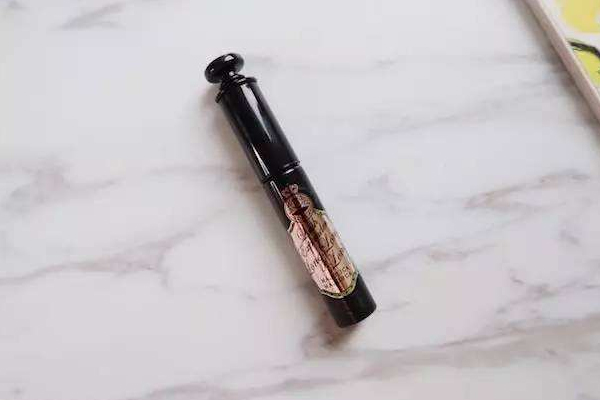 睫毛膏結塊了滴入什么 滴眼液or食鹽水 睫毛膏結塊了滴入什么 滴眼液or食鹽水