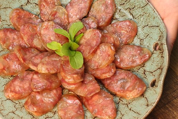 香腸有白點是鹽還是霉 看是什么樣子的 香腸有白點是鹽還是霉 看是什么樣子的