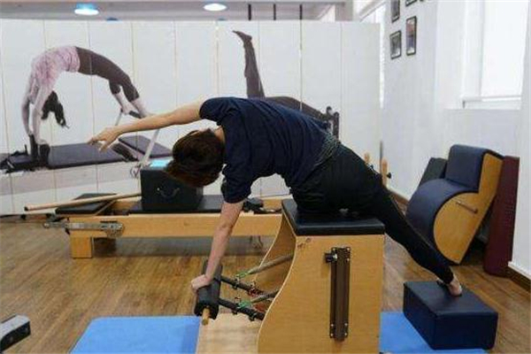 跑步機跑完步怎么拉伸 放松腿部肌肉 跑步機跑完步怎么拉伸 放松腿部肌肉