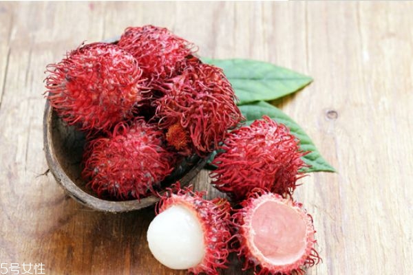 紅毛丹怎么剝皮 紅毛丹果核的保護膜不能吃 紅毛丹怎么剝皮 紅毛丹果核的保護膜不能吃