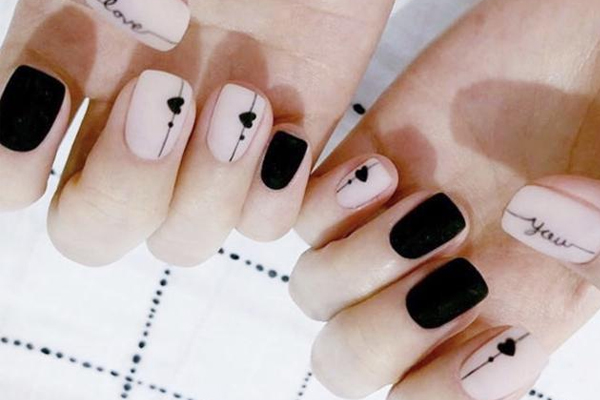 黑色磨砂美甲圖片2019 新款簡(jiǎn)約黑色美甲款式