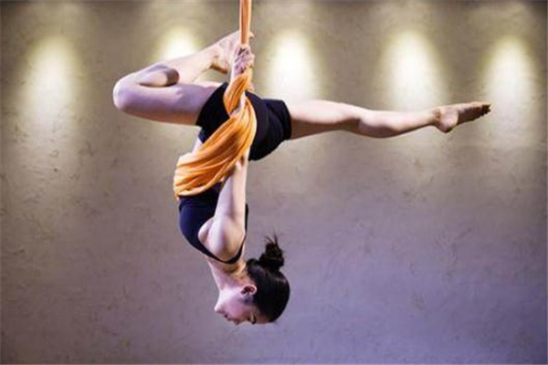 空中瑜伽會(huì)掉下來(lái)嗎 不要自己瞎練