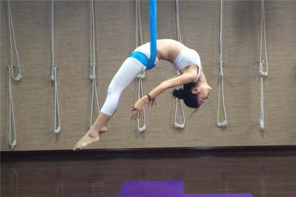空中瑜伽有體重限制嗎 不過度肥胖就行 空中瑜伽有體重限制嗎 不過度肥胖就行