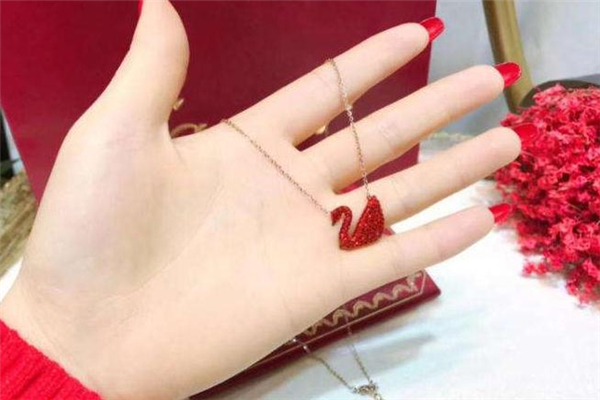 施華洛世奇紅天鵝項(xiàng)鏈多少錢 新年限量款 施華洛世奇紅天鵝項(xiàng)鏈多少錢 新年限量款