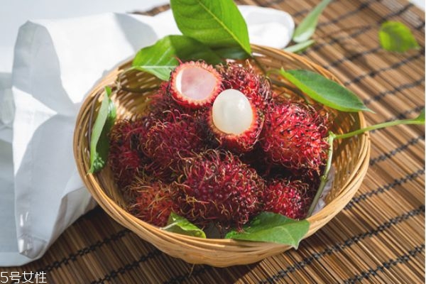 紅毛丹怎么剝皮 紅毛丹果核的保護膜不能吃 紅毛丹怎么剝皮 紅毛丹果核的保護膜不能吃