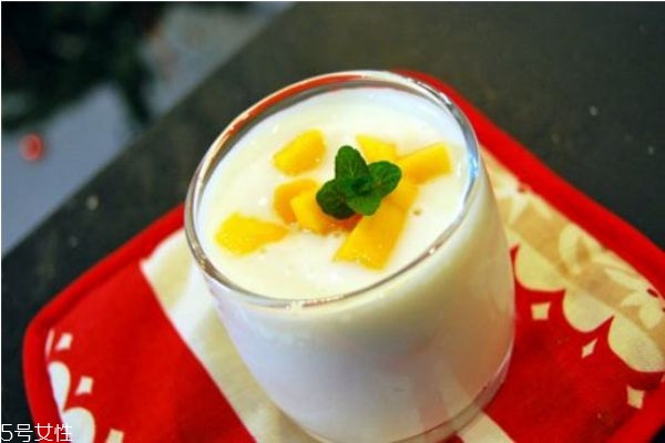 酸奶喝多了會怎樣 喝酸奶的最佳時(shí)間 酸奶喝多了會怎樣 喝酸奶的最佳時(shí)間