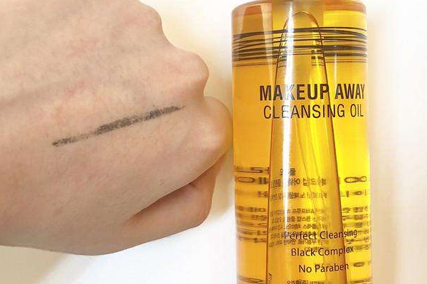 卸妝油能當(dāng)按摩油嗎 其實(shí)沒(méi)有好處 卸妝油能當(dāng)按摩油嗎 其實(shí)沒(méi)有好處