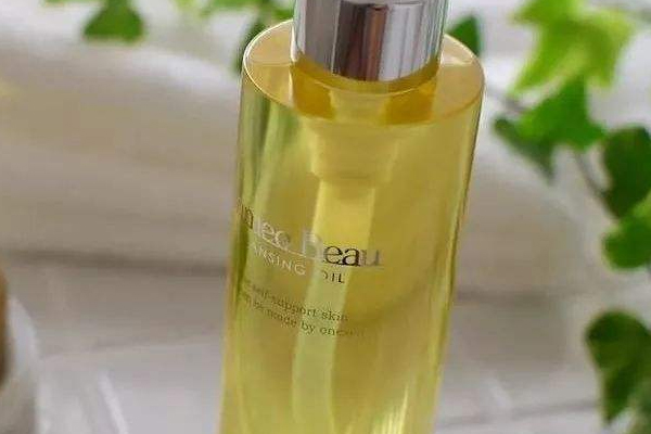 卸妝油能當(dāng)按摩油嗎 其實(shí)沒(méi)有好處 卸妝油能當(dāng)按摩油嗎 其實(shí)沒(méi)有好處