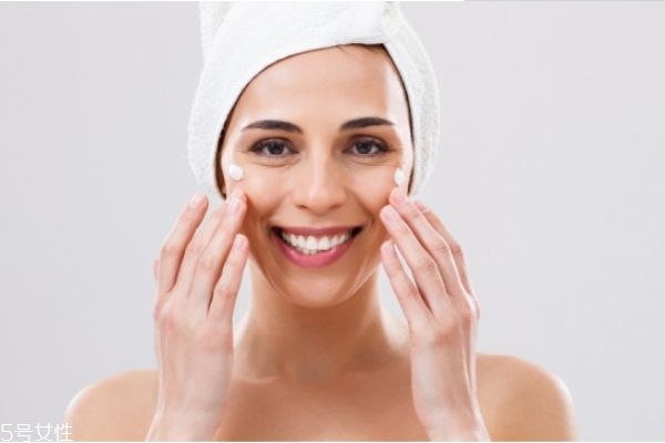 用什么敷臉可以補(bǔ)水 肌膚補(bǔ)水的最好方法 用什么敷臉可以補(bǔ)水 肌膚補(bǔ)水的最好方法
