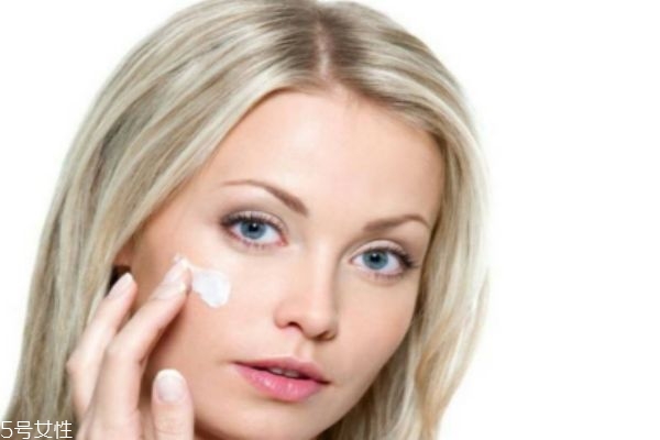 護(hù)膚品涂抹方法 這樣讓你的護(hù)膚品吸收加倍 護(hù)膚品涂抹方法 這樣讓你的護(hù)膚品吸收加倍