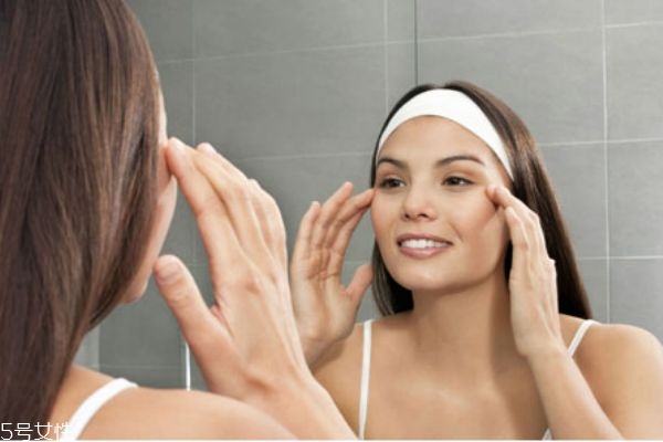 護(hù)膚品涂抹方法 這樣讓你的護(hù)膚品吸收加倍 護(hù)膚品涂抹方法 這樣讓你的護(hù)膚品吸收加倍