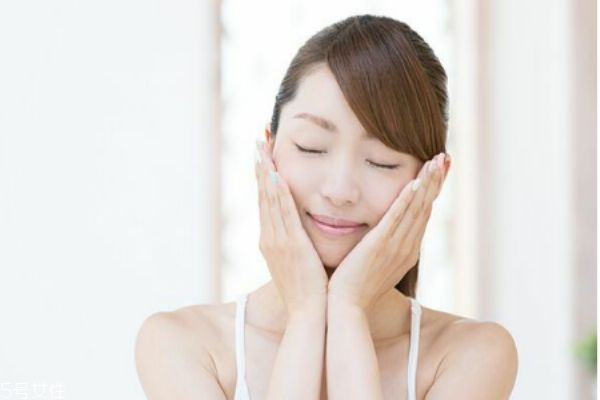 護(hù)膚品涂抹方法 這樣讓你的護(hù)膚品吸收加倍 護(hù)膚品涂抹方法 這樣讓你的護(hù)膚品吸收加倍