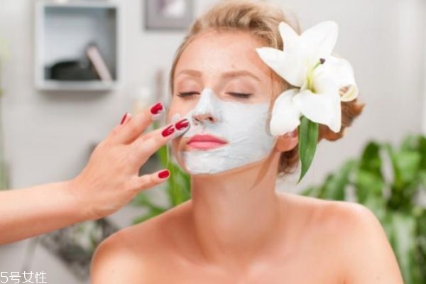 貼完面膜要按摩嗎 敷面膜后按摩的作用 貼完面膜要按摩嗎 敷面膜后按摩的作用