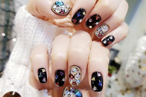 黑色鉆石美甲圖片 耀眼夸張黑色鉆石美甲 黑色鉆石美甲圖片 耀眼夸張黑色鉆石美甲