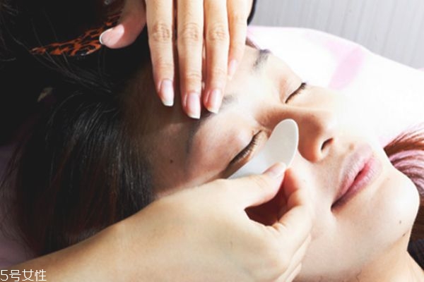 嫁接睫毛怎么保持更長時(shí)間 嫁接睫毛的詳細(xì)步驟