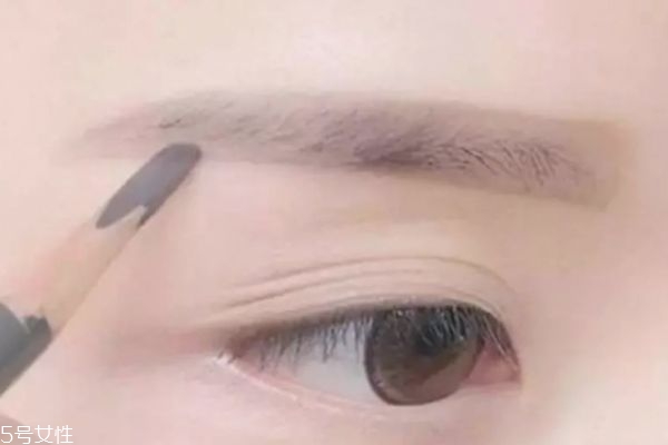 畫眉毛有什么技巧 初學(xué)者眉毛化妝法 畫眉毛有什么技巧 初學(xué)者眉毛化妝法