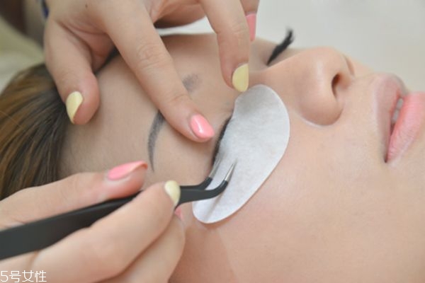 嫁接睫毛怎么保持更長時(shí)間 嫁接睫毛的詳細(xì)步驟