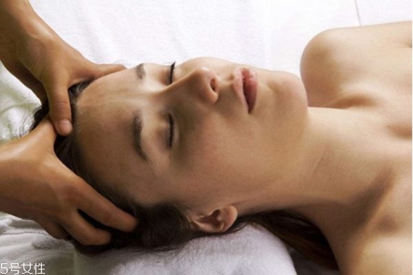 拉直頭發(fā)有味道怎么辦 拉直頭發(fā)怎么護(hù)理 拉直頭發(fā)有味道怎么辦 拉直頭發(fā)怎么護(hù)理