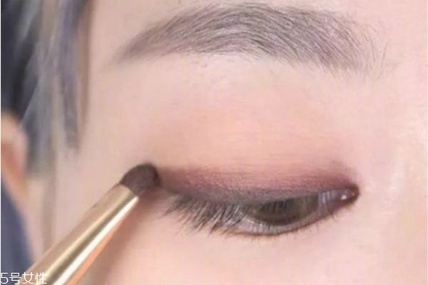 深棕色眼妝怎么畫(huà) 眼妝的畫(huà)法步驟教程 深棕色眼妝怎么畫(huà) 眼妝的畫(huà)法步驟教程
