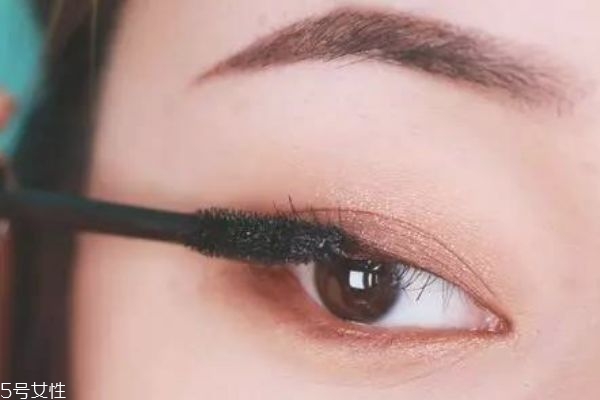 深棕色眼妝怎么畫(huà) 眼妝的畫(huà)法步驟教程 深棕色眼妝怎么畫(huà) 眼妝的畫(huà)法步驟教程