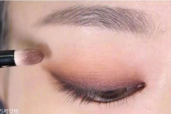 深棕色眼妝怎么畫(huà) 眼妝的畫(huà)法步驟教程 深棕色眼妝怎么畫(huà) 眼妝的畫(huà)法步驟教程