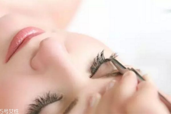 嫁接睫毛可以化妝嗎 怎樣嫁接睫毛更顯濃密 嫁接睫毛可以化妝嗎 怎樣嫁接睫毛更顯濃密