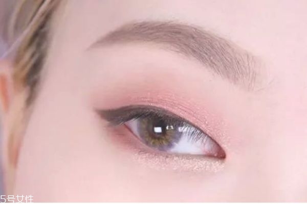 深棕色眼妝怎么畫(huà) 眼妝的畫(huà)法步驟教程 深棕色眼妝怎么畫(huà) 眼妝的畫(huà)法步驟教程