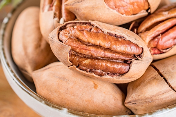 碧根果吃起來(lái)很澀 一般是正常的