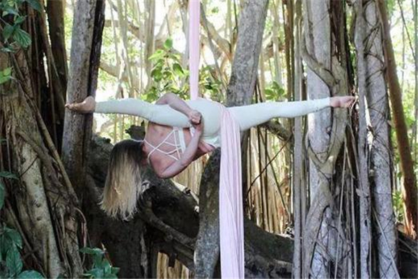 空中瑜伽可以自學(xué)嗎 有一定危險(xiǎn) 空中瑜伽可以自學(xué)嗎 有一定危險(xiǎn)