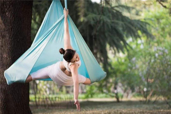 空中瑜伽安全嗎 要有專業(yè)老師 空中瑜伽安全嗎 要有專業(yè)老師