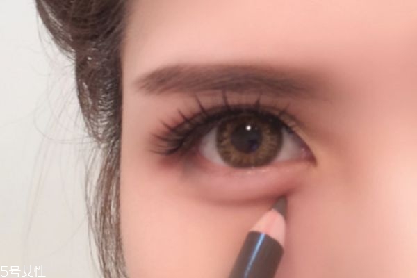 紅色眼影妝容教程 教你混血妝容教程 紅色眼影妝容教程 教你混血妝容教程