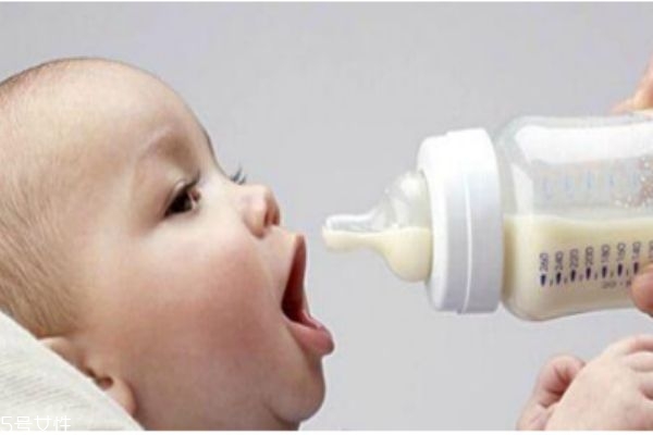 沖奶粉太濃太稀都有害 奶粉請按比例沖調