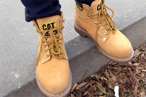 cat大黃靴防水嗎 不要隨便踩水 cat大黃靴防水嗎 不要隨便踩水