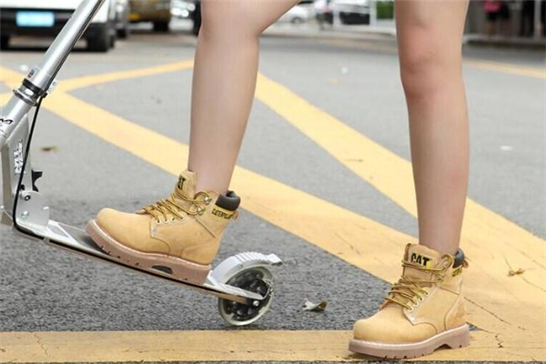 cat大黃靴怎么搭配 工裝風(fēng)進行到底 cat大黃靴怎么搭配 工裝風(fēng)進行到底