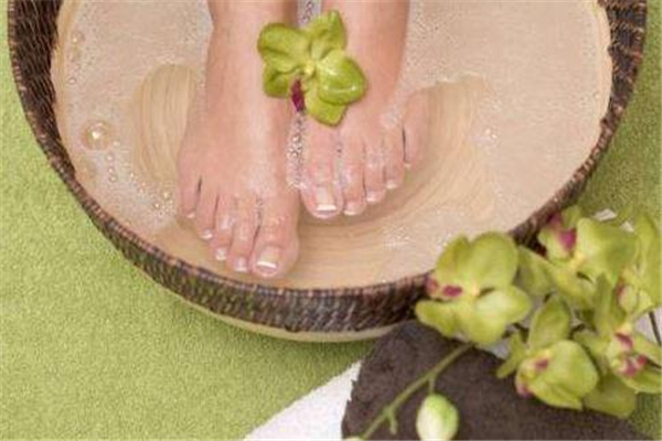 鹽水泡腳的六大神奇功效還不錯(cuò)