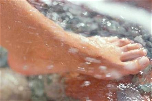 鹽水泡腳的六大神奇功效還不錯(cuò)